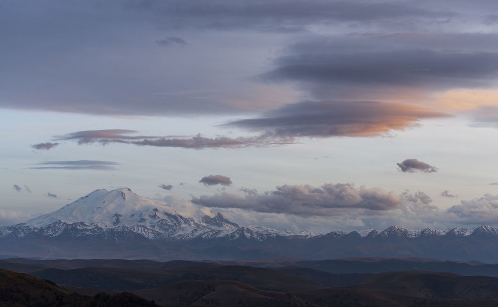 Лентикулярные облака над Эльбрусом