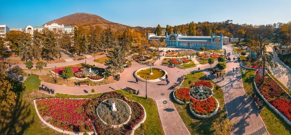Цветущий парк в Пятигорске