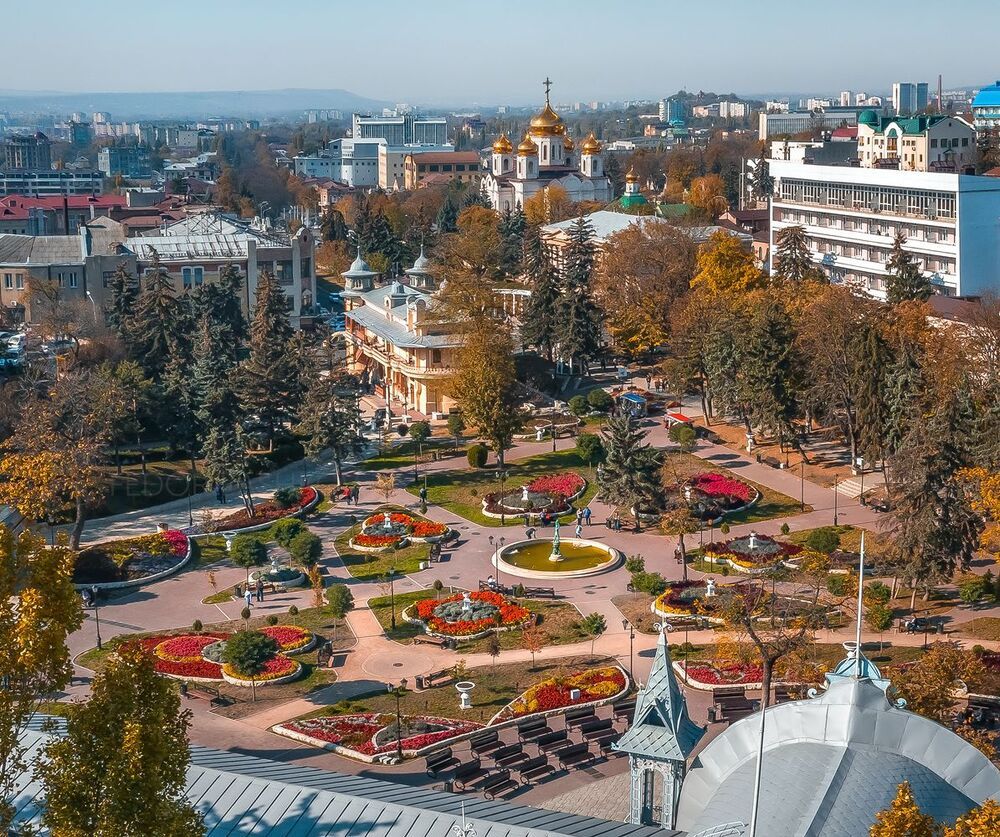 Цветущий парк в Пятигорске