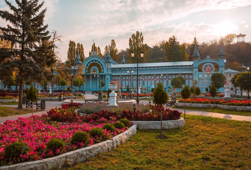 Цветущий парк в Пятигорске