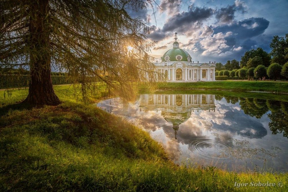 Грот в парке Кусково.