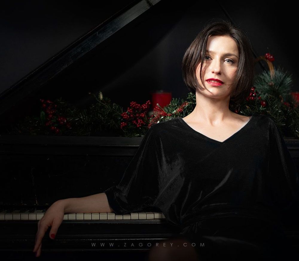 Woman pianist