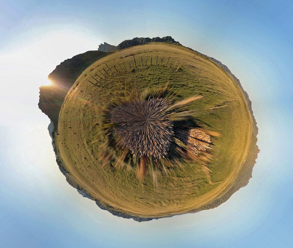 360 панорама показывает, что мегалиты расположены среди гор