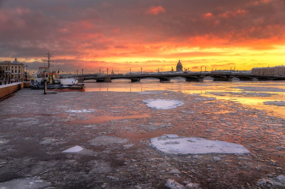 Морозное утро на набережной лейтенанта Шмидта. Санкт-Петербург