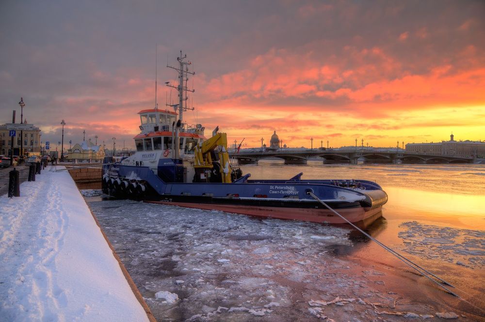 Морозное утро на набережной лейтенанта Шмидта. Санкт-Петербург