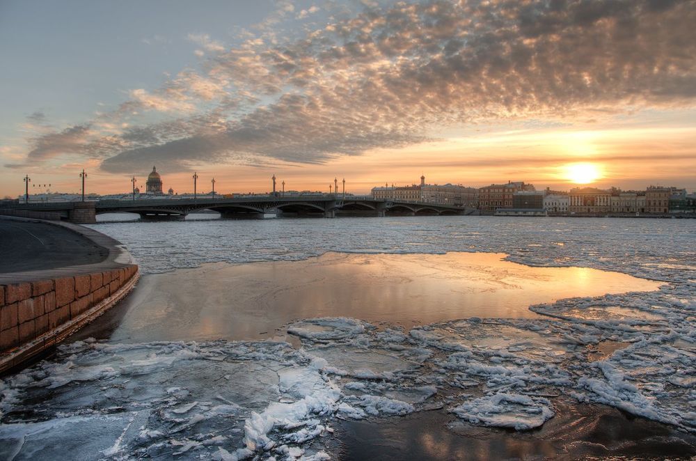 Морозное утро на набережной лейтенанта Шмидта. Санкт-Петербург