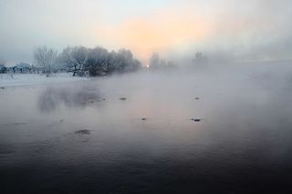 Утро на незамерзающей речке Кокше, что в предгорьях Алтая. Главное - встать пораньше и отматать 220 км, чтобы успеть ещё и переодеться в \