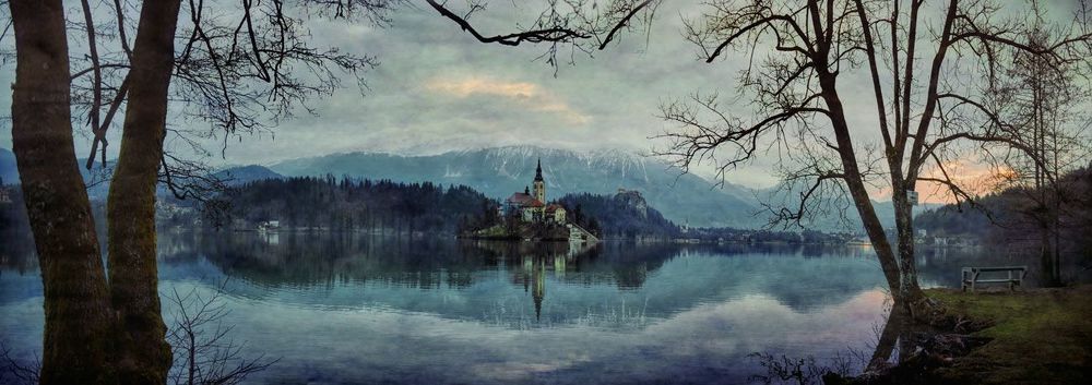 Одинокая скамейка