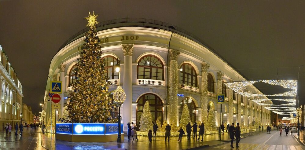 Рыбный переулок начинается от Ильинки...