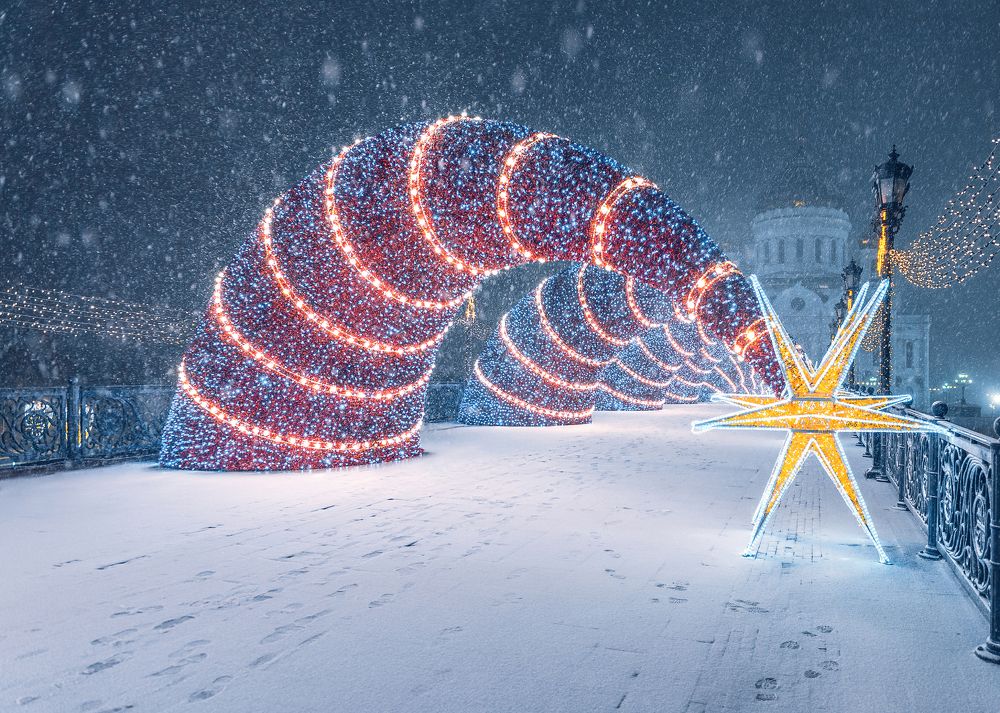 Новогодние декорации Патриаршего моста