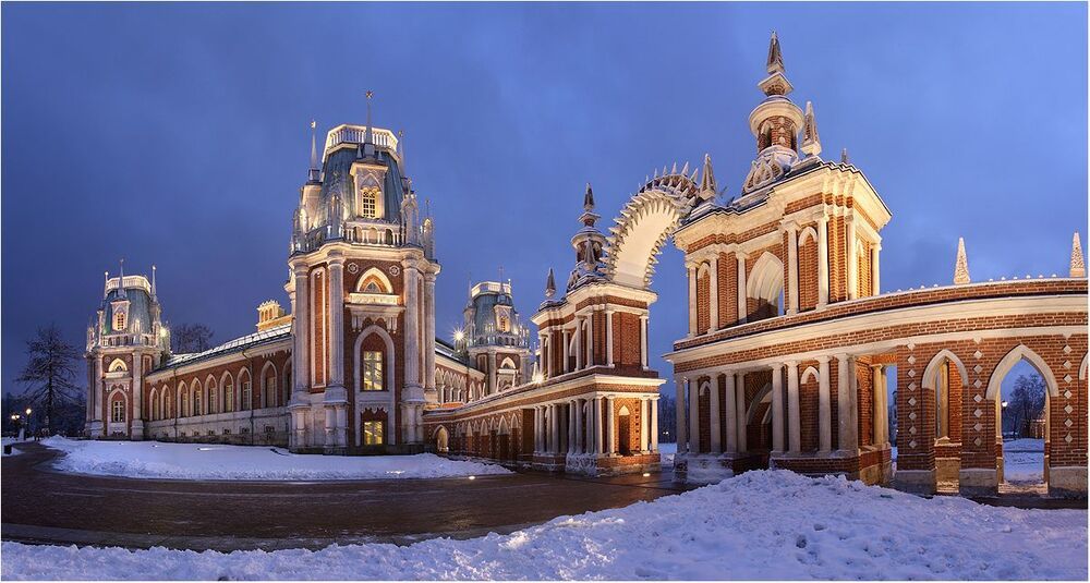 Очень нравится это место. Ракурс "изобрел" Евгений Кулешов. Захотелось тоже иметь кадр с этой точки.
Для съемки сделала больше 25 кадров, чтобы убрать людей, которые бегали туда-сюда :-).