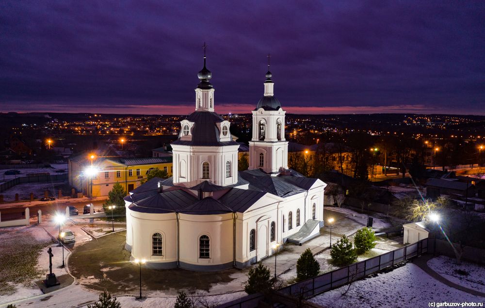 Белый храм в море огней