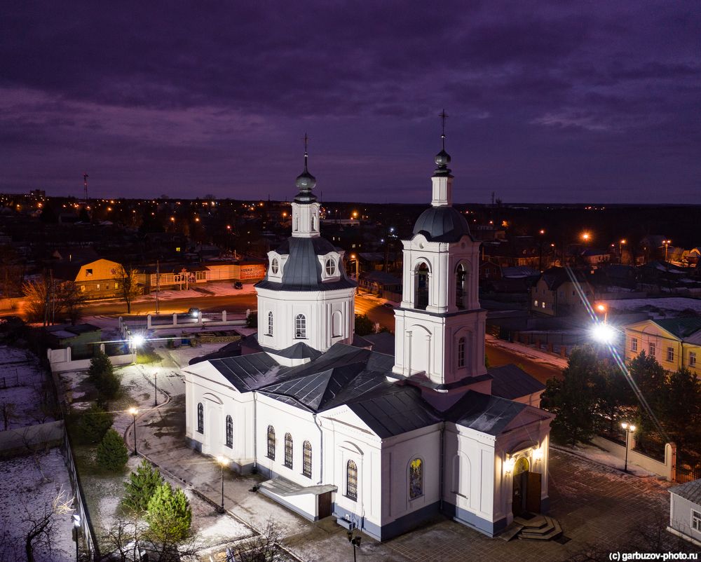 Белый храм в море огней