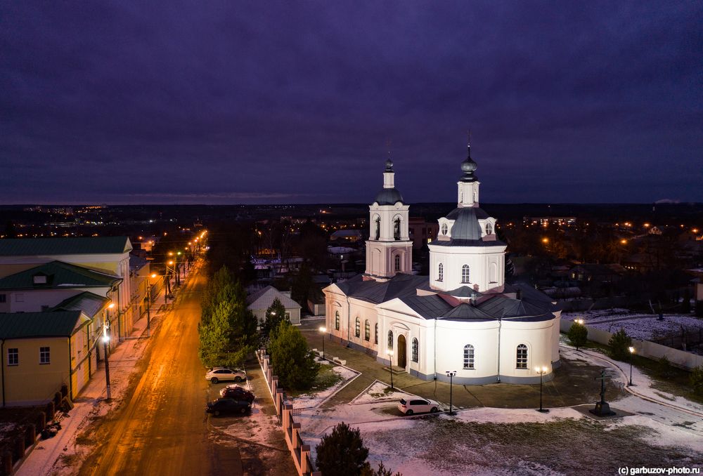 Белый храм в море огней