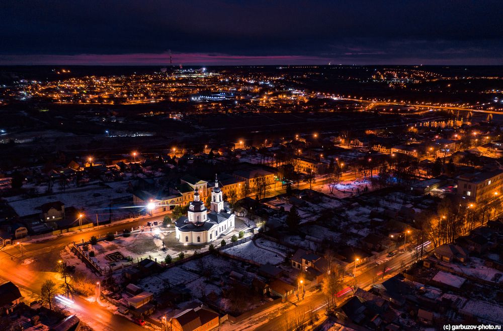Белый храм в море огней