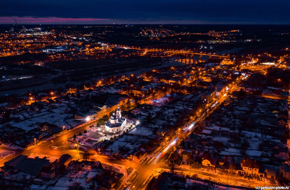 Белый храм в море огней
