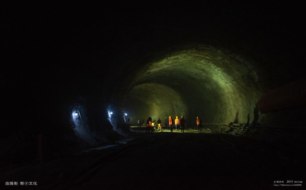 Tunnel construction team 隧道施工队