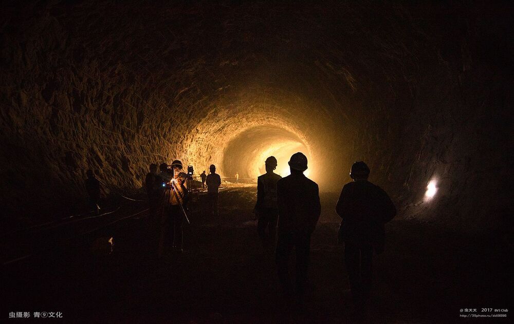 Tunnel construction team 隧道施工队