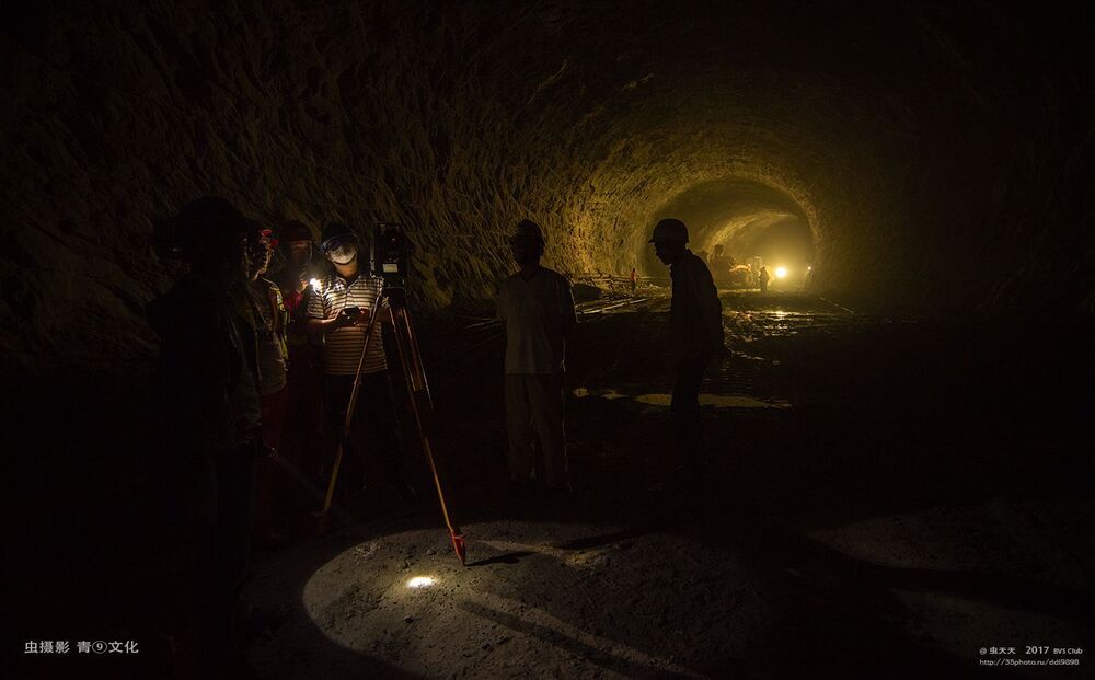 Tunnel construction team 隧道施工队