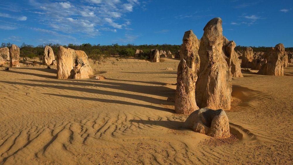 8. Лучше всего побывать в Pinnacle Desert на рассвете или в конце дня, когда башенки отбрасывают красивые длинные тени.