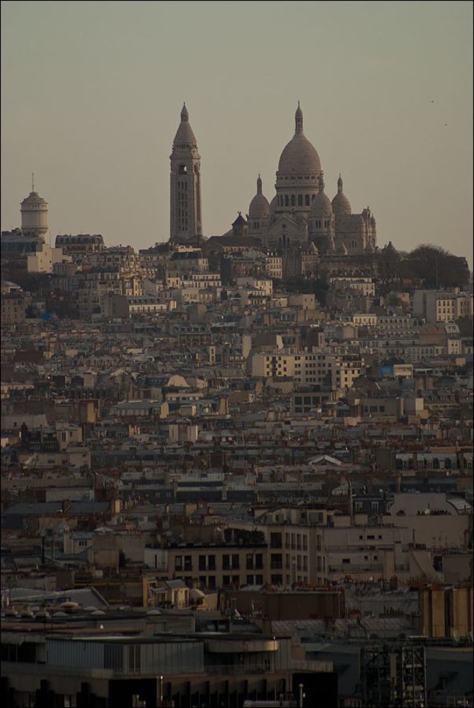 Базилика Сакре-Кёр (фр. Basilique du Sacr&eacute; C&oelig;ur или просто Сакре-Кёр, буквально &laquo;базилика Святого Сердца&raquo;, то есть Сердца Христова) &mdash; католический храм в Париже, построенный между 1876 и 1910 гг. по проекту архитектора П.Абади в римско-византийском стиле, расположенная на вершине холма Монмартр, в самой высокой точке (130 м) города.
