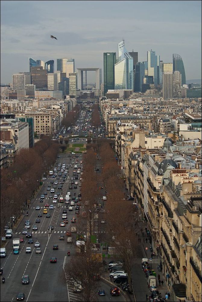 Ла-Дефанс (фр. La D&eacute;fense) &mdash; современный деловой и жилой квартал в ближнем пригороде Парижа, западнее XVI округа, в департаменте О-де-Сен. Считается самым большим деловым центром Европы. Eго также называют &laquo;парижским Манхэттеном&raquo;. В нём проживают 20 000 чел., и каждый день на работу приезжают 150 000 служащих из 1500 фирм и организаций, разместившихся в Дефанс.