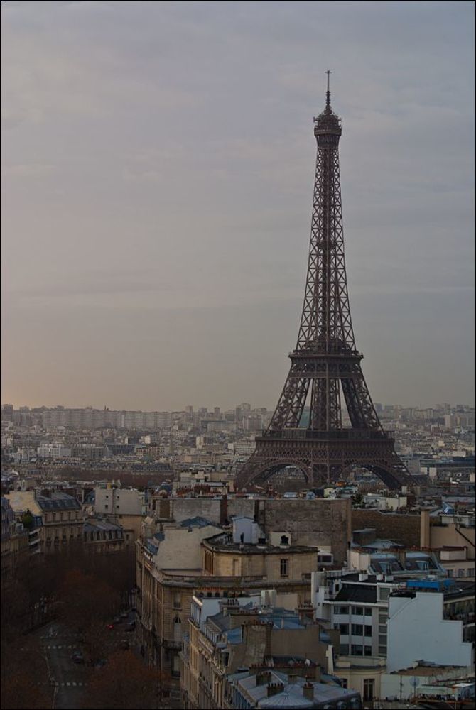 Э́йфелева ба́шня (фр. la tour Eiffel) &mdash; самая узнаваемая архитектурная достопримечательность Парижа, всемирно известная как символ Франции, названная в честь своего конструктора Густава Эйфеля. Сам Эйфель называл её просто &mdash; 300-метровой башней (tour de 300 m&egrave;tres).