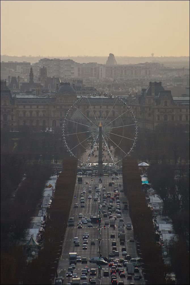Колесо обозрения (фр. Grande roue de Paris) - устанавливается каждый год на площади Согласия (Place de la Concorde) недалеко от Лувра (Louvre)