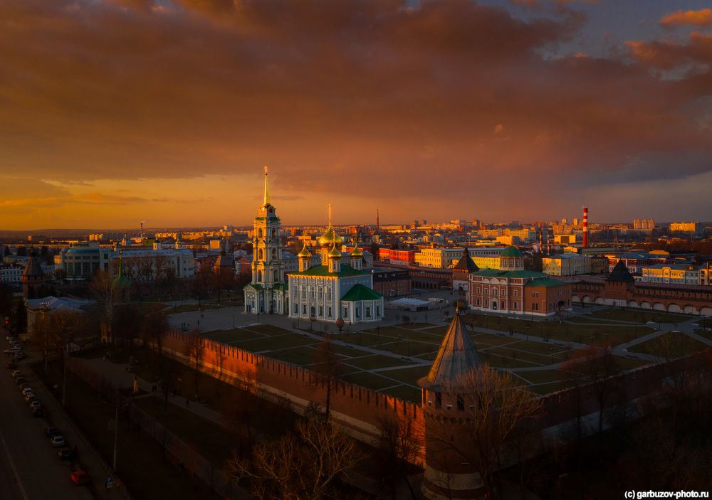Горят купола на закате