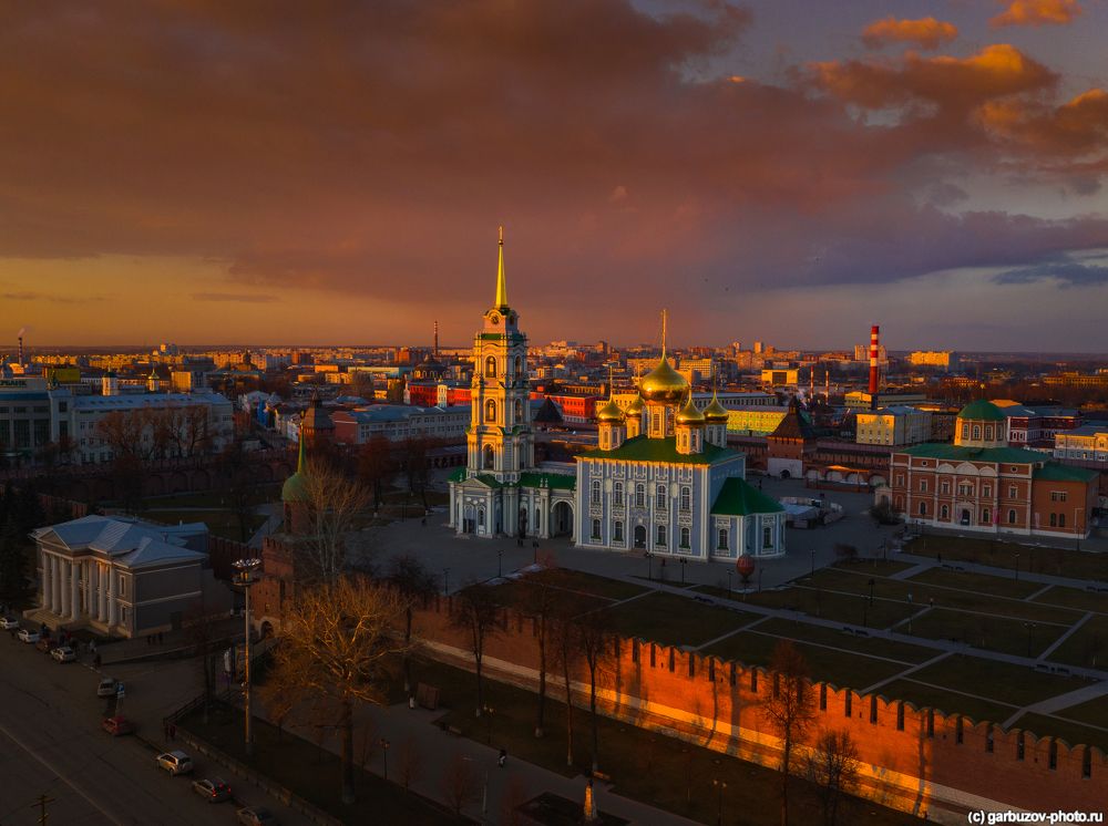 Горят купола на закате