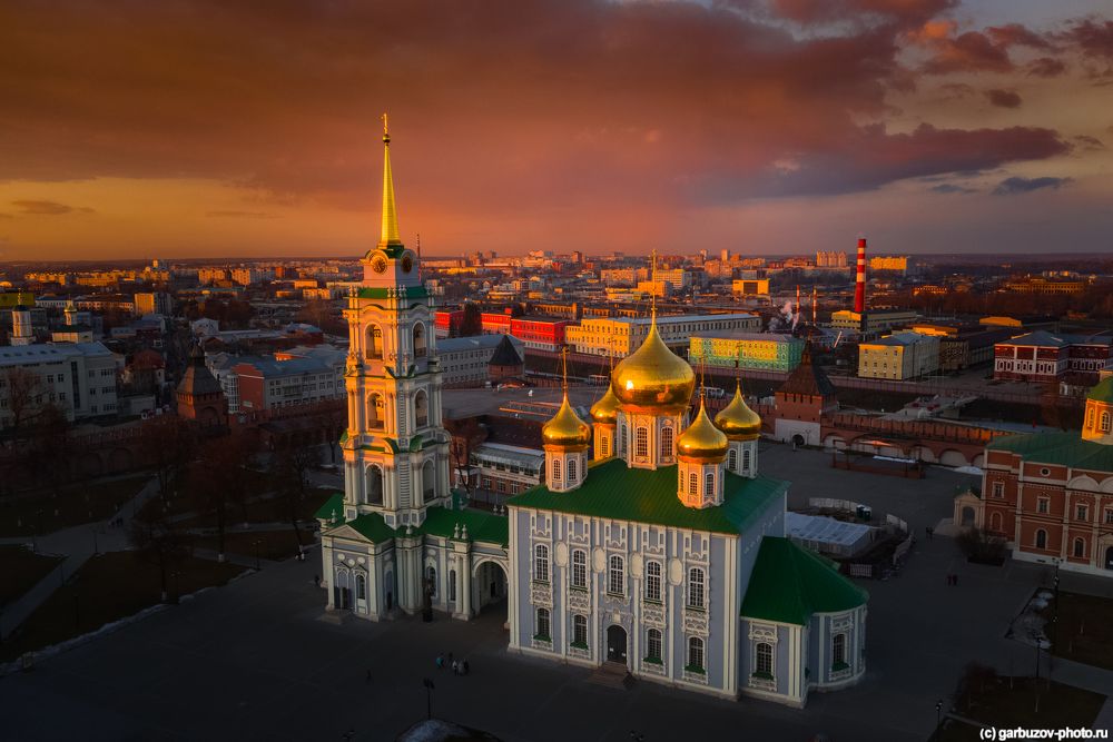 Горят купола на закате