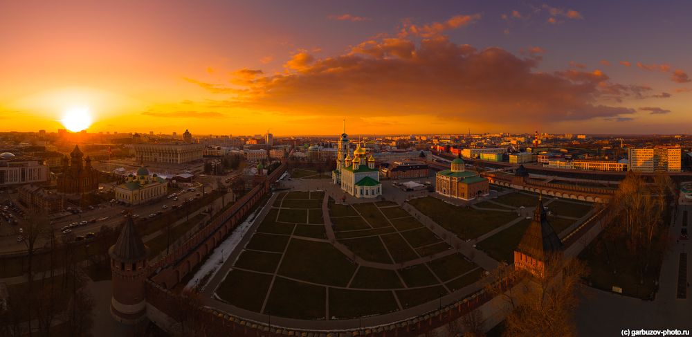 Горят купола на закате