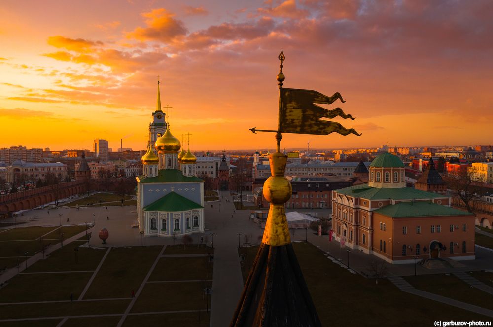 Горят купола на закате