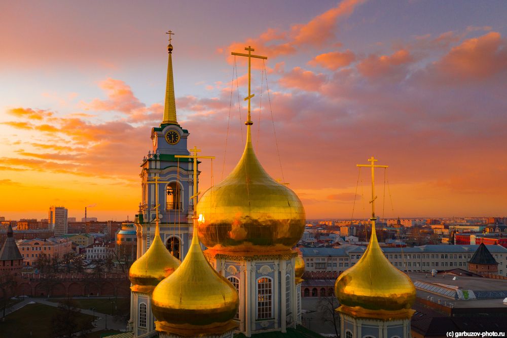 Горят купола на закате