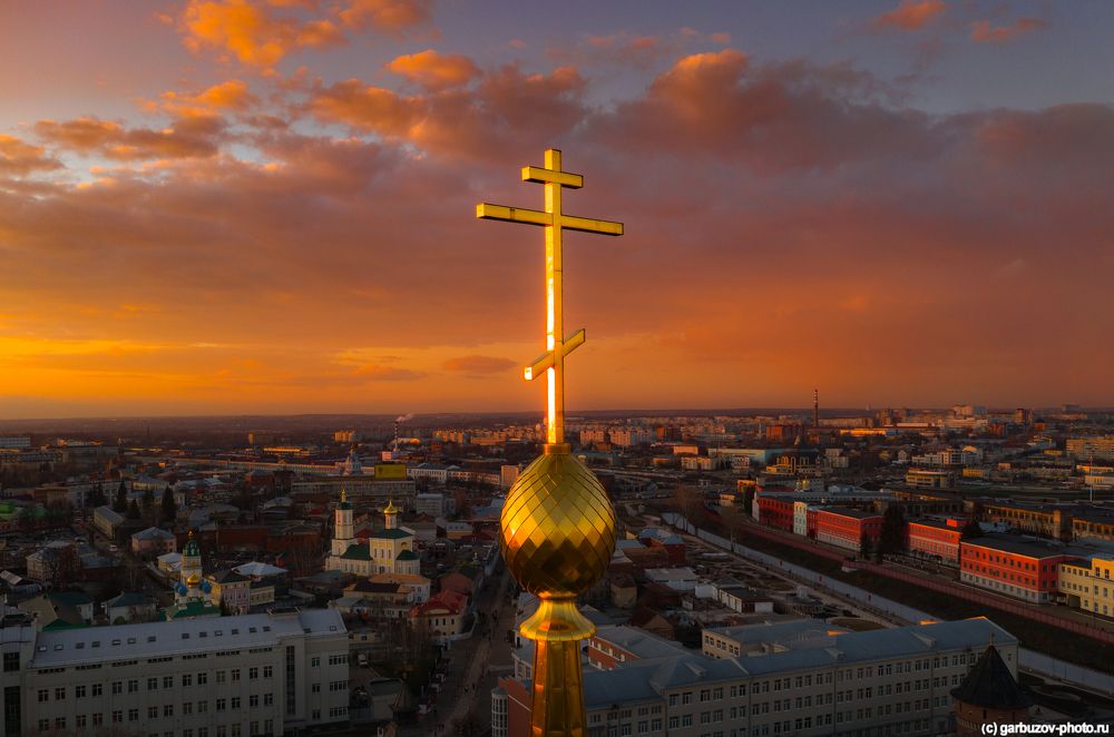 Горят купола на закате