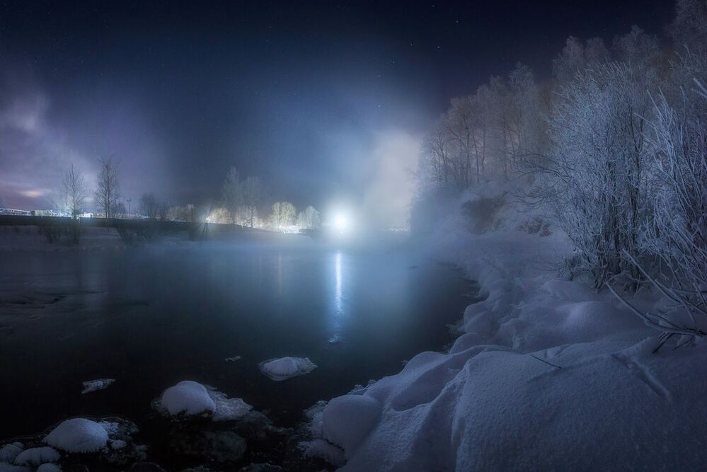 Морозный вечер на берегу реки