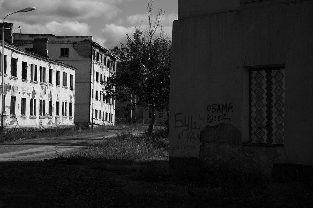 Город "жил" своей жизнью, можно сказать "жизнь после местри" Редкие прохожие что встречались нам на пути чаще всего даже не замечали нас не отвечая на вопросы  уходили торопливым шагом. Город казалось существовал сам по себе не обращая на тот факт что там еще живут люди.