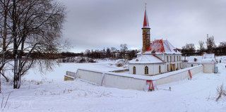 Поехали гулять в Гатчину...в дворцовом парке ,пока дочка каталась на санках с горок,неспеша погулял вокруг и этого дворца,на лёд ступить побоялся ,тонкий ещё -а я больше 100  кг)