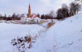 Уникален этот дворец тем,что является единственным дворцом в России который построен методом землебитного строительства