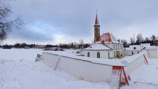 Оригинальность и привлекательность Приоратского дворца в том, что в нём нет повторов, каждая точка обзора нова. Белые стены, ярко-красные крыши на фоне зелёного обрамления, прозрачность воды, откуда как бы вырастает дворец – всё это служит прекрасным материалом для создания живописных произведений.