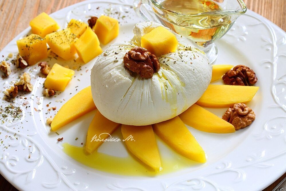 Сыр с ломтиками манго и орехами