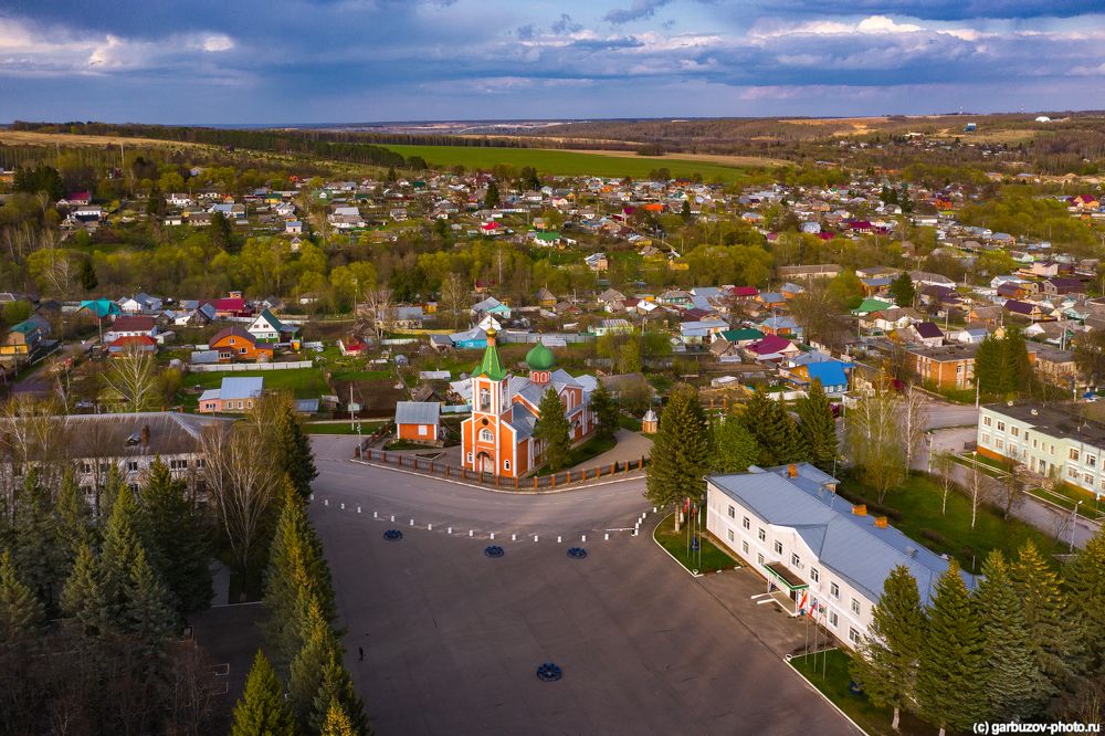 У храма Петра и Павла