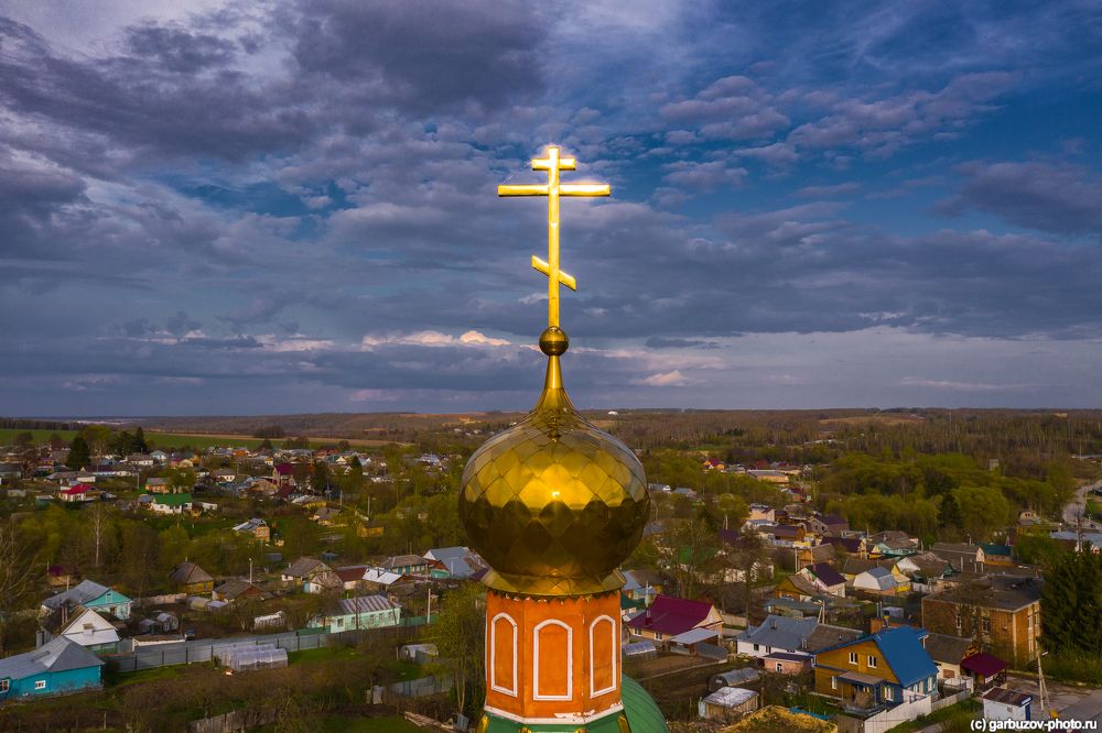 У храма Петра и Павла