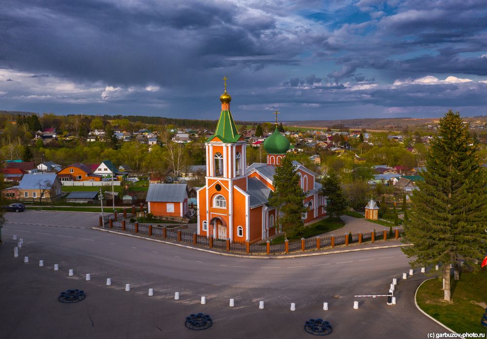 У храма Петра и Павла