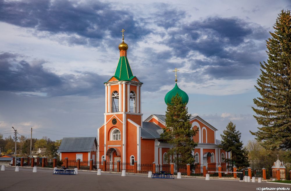 У храма Петра и Павла