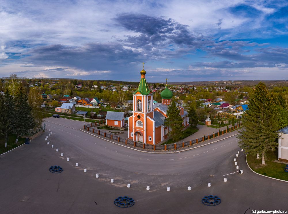 У храма Петра и Павла