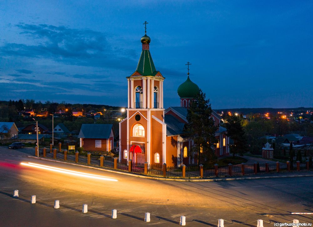 У храма Петра и Павла