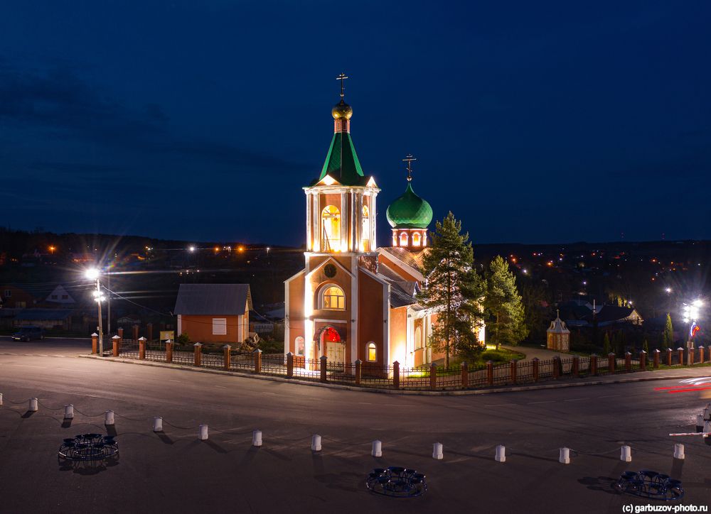 У храма Петра и Павла