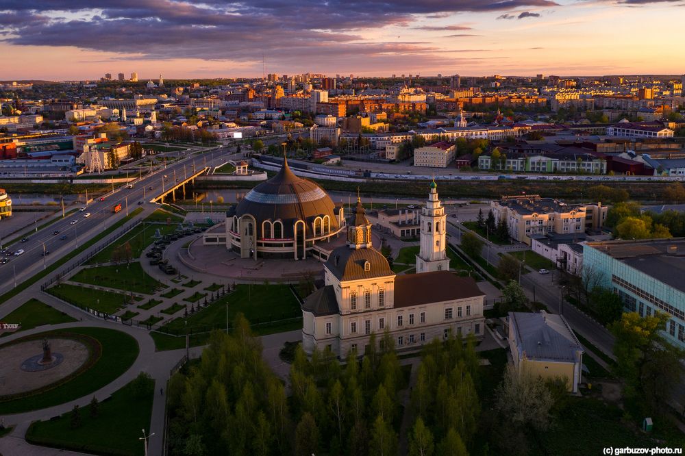 Шлем на поляне тюльпанов