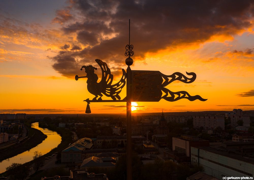 Шлем на поляне тюльпанов